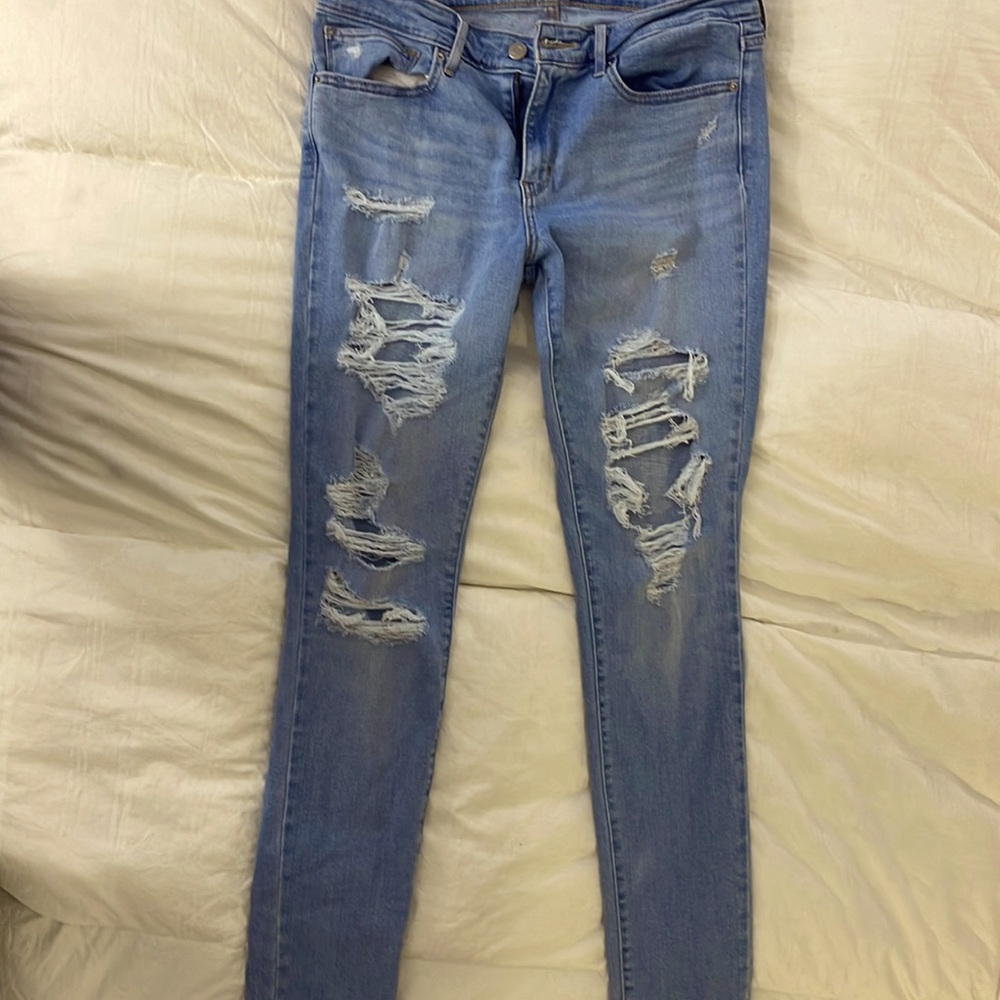Women’s Levi’s skinny jeans.